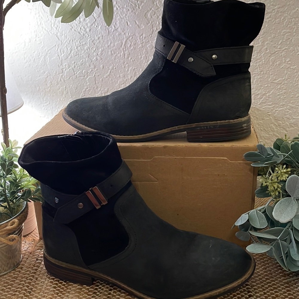 Clark Ultra Confort Collection ankle boot size 8.